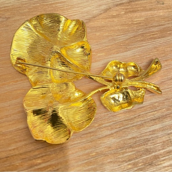 Gold Vintage Pronounced Floral and Faceted Stones with Decorative Bow Brooch. - Picture 6 of 6